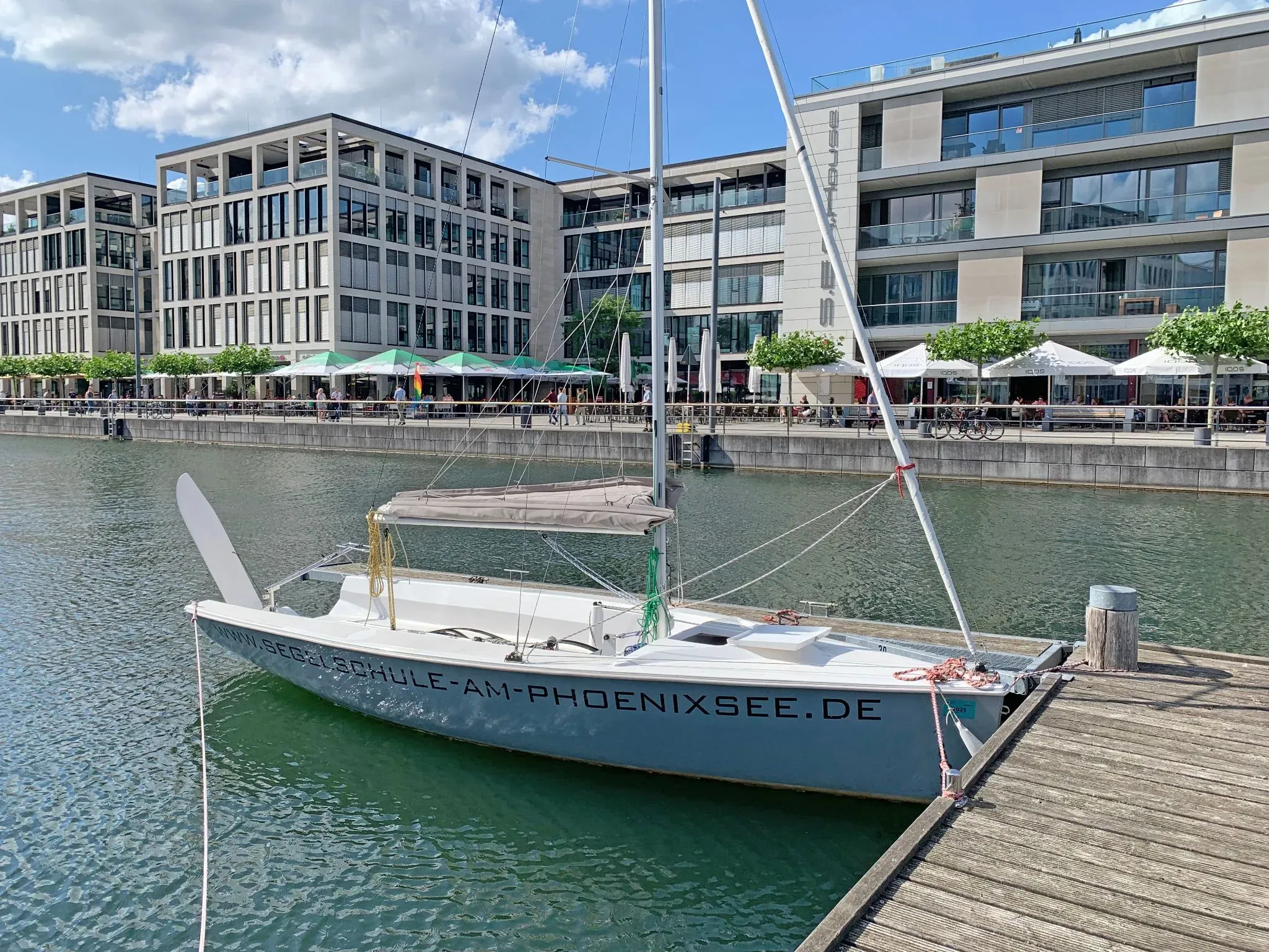 Segelboot am Steg auf dem Phoenix-See